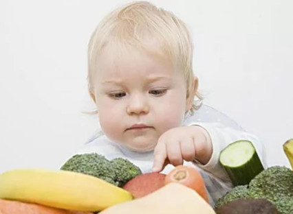宝宝能吃辅食了，该如何安排他的日常饮食呢？