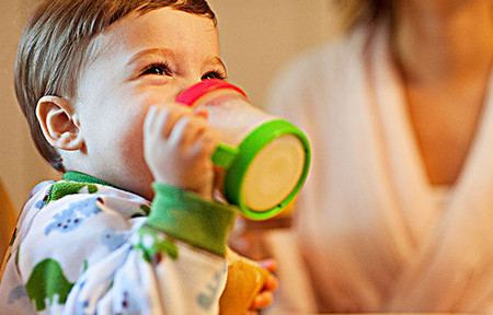 一岁以内的宝宝要不要喂水？