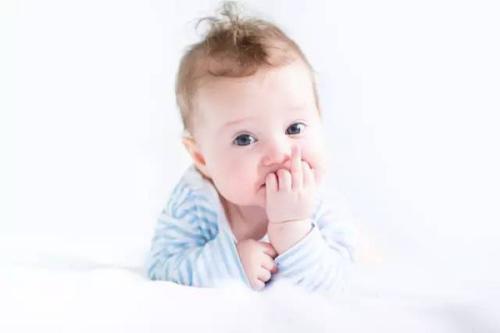 宝宝吃手的危害 长时间吃小手，危害多多！