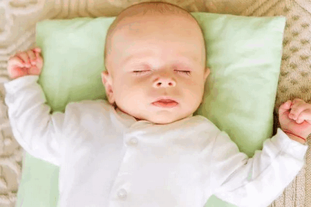 宝宝多大需要婴儿枕？选择合格婴儿枕注意这三点很重要！