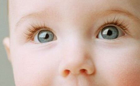 2个月大的宝宝长倒睫毛是怎么了？可以把睫毛拔掉吗？