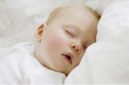 宝宝睡觉常做这个动作，说明大脑正快速发育，智商也会很高