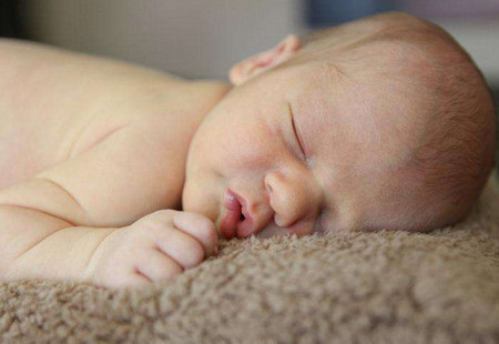 新生儿睡觉抽搐怎么办？症状有哪些？