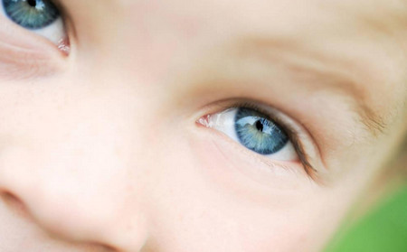 宝宝娇嫩的眼睛该如何保护？小心危害宝宝眼睛的8种错误做法