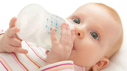 添加輔食后，寶寶每天還要喝多少奶呢？