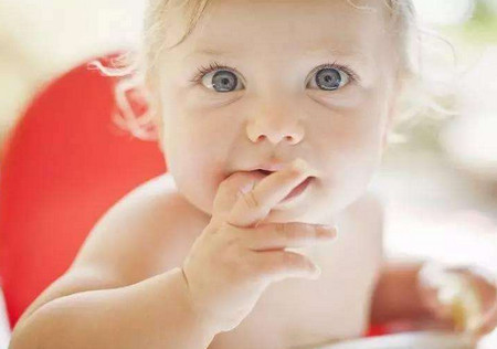 強制戒掉寶寶吃手？那你做錯了！