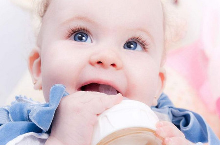 1岁之后使用奶瓶的风险这么多，你知道吗？