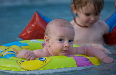 帶新生兒寶寶去游泳，寶媽該注意什么？