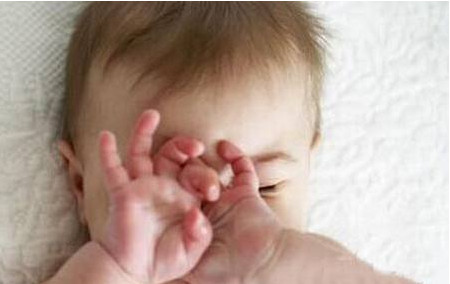 新生宝宝眼屎多就是上火？也有可能是泪腺堵塞！
