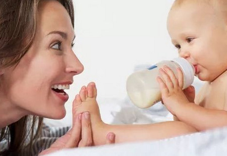 宝宝多大要戒掉奶瓶？这些才是正解