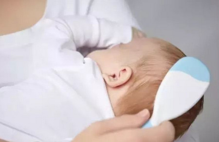 乳痂、鼻屎、耳屎……该怎么清理宝宝身上的脏东西？