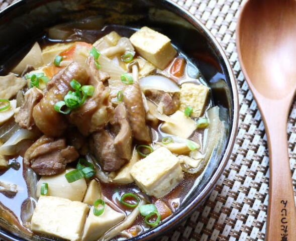 鲜菇鸡球豆腐煲 口感丰富的冬季养生煲