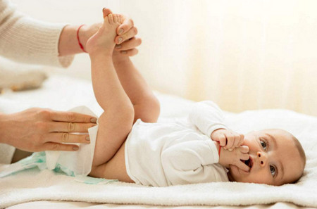 宝宝换尿布时总是大哭是什么原因？