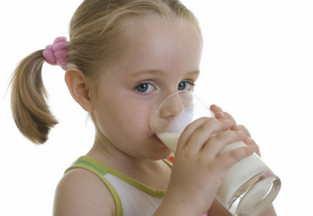 为什么一岁内的孩子不能喝鲜奶？辅食中加了鲜奶怎么办？