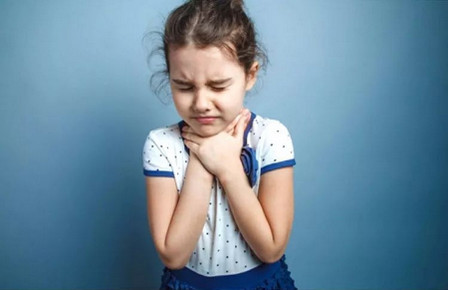 孩子长期声音嘶哑别不当回事儿，当心喉癌找上门！