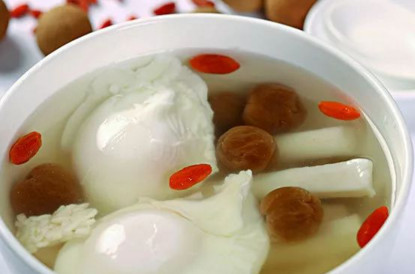 坐月子一餐吃8个鸡蛋,既补身子又下奶?