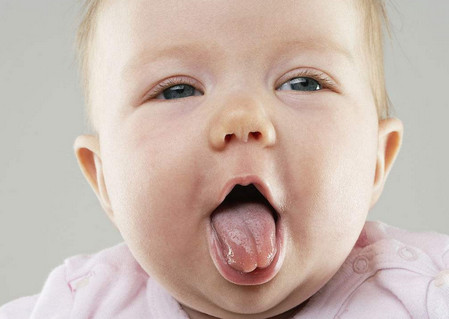 宝宝老是吐舌头，这是几个意思？