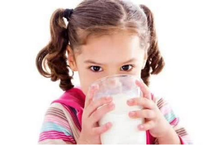 宝宝多大能喝纯牛奶？宝宝喝牛奶的误区你知道吗？