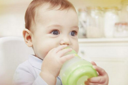 婴儿床倾斜放宝宝会吐奶？怎么防止宝宝吐奶？