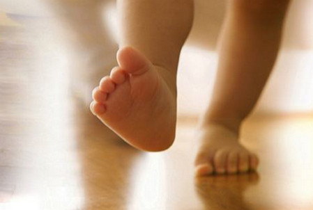 宝宝穿叫叫鞋好不好？会影响孩子听力和走路？