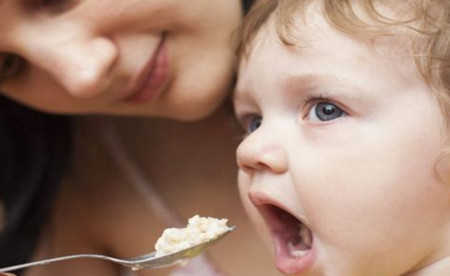 过敏性疾病高发期，除了花粉，注意食物也会导致宝宝过敏！