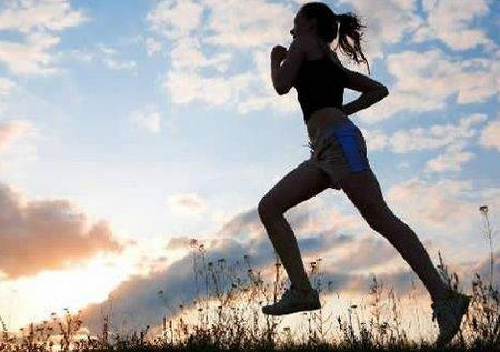 黄体期剧烈运动可致女性不孕，月经前不能跑步吗？