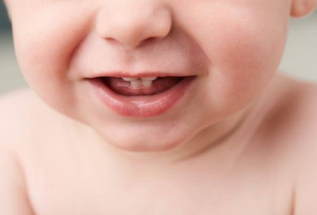 0-7岁宝宝乳牙护理大全！别等娃长蛀牙了才去做！