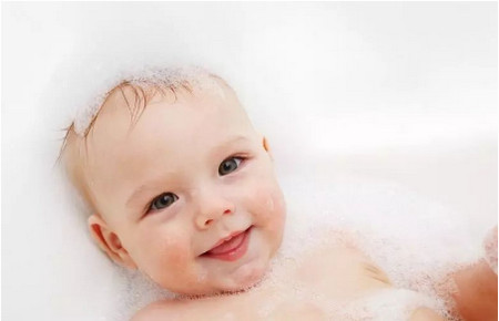 如何正确给宝宝洗头，你会吗？