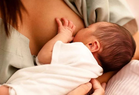 母乳喂养有什么好处呢？初乳为什么那么重要呢？