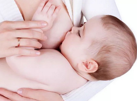 母乳喂养只有一种正确姿势？这几种姿势也可以！