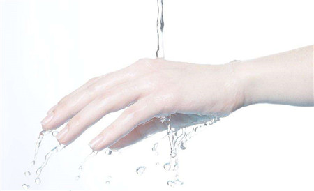 取环后可以碰凉水吗 冷水真的会刺激子宫吗？