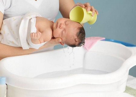 给新生儿洗头还会发烧，这个部位妈妈要少洗少摸！