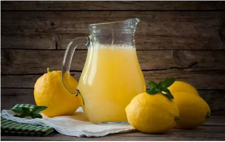 孕妇可以喝柠檬水吗？干柠檬片和新鲜柠檬哪个泡水好？