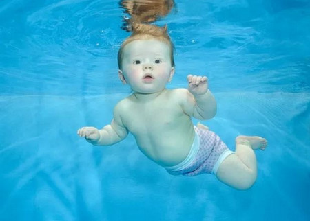 带宝宝去游泳消暑，谨防红眼病！