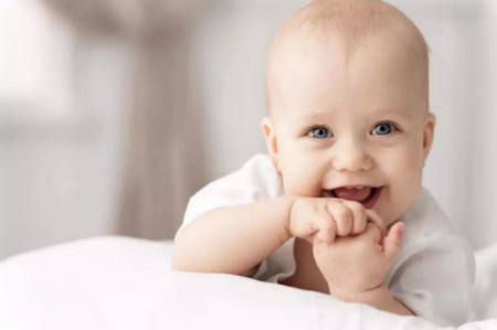 婴儿抚触怎么做 怎么给婴儿做抚触