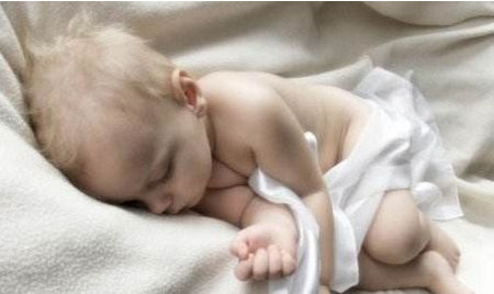 孩子睡觉时头上老出汗是怎么回事