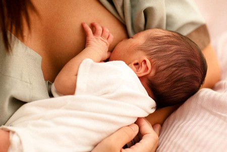 母乳喂养的正确姿势有哪些