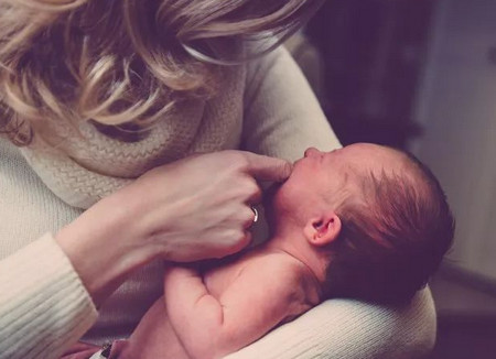 婴儿抚触的好处和作用 让宝宝远离睡眠差没食欲免疫力低