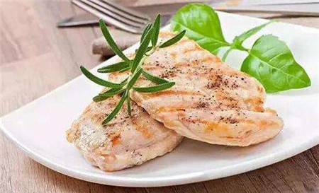 晚上吃鸡胸肉能减肥吗 鸡胸肉热量真的很低吗？