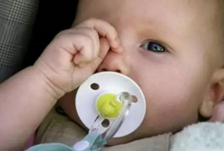 宝宝老是揉眼睛可能是结膜炎