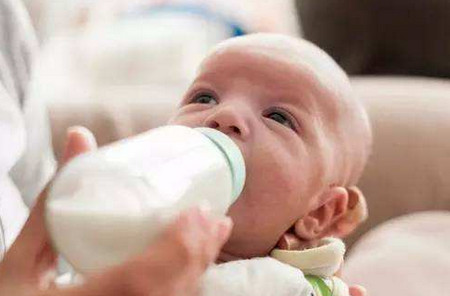 宝宝吃配方奶粉总是上火是怎么回事