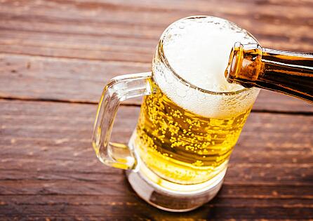 啤酒怎么倒更好喝 这两个小窍门让啤酒好喝10倍