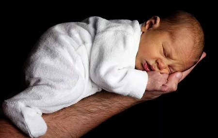 宝宝喝配方奶比喝母乳睡得好？