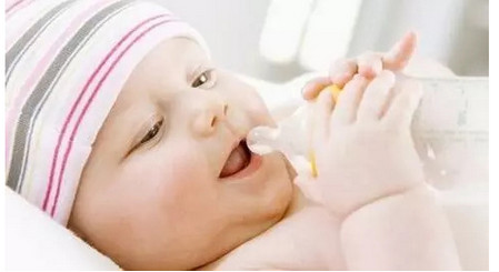 宝宝吃奶不专心怎么办 注意五种情况轻松搞定
