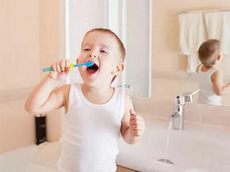 伤害宝宝乳牙的5个坏习惯