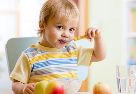 如何引导宝宝自主进食