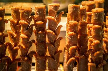 资料图：在学校门口义务指挥交通的家长。林馨 摄