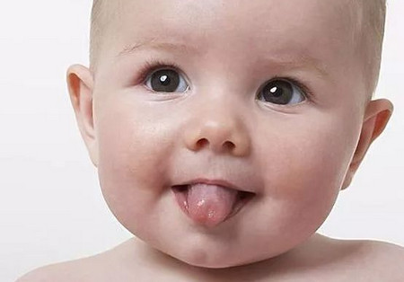 宝宝经常吐舌头正常吗