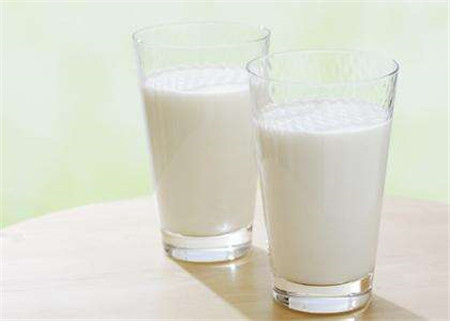 经常喝牛奶能丰胸吗 吃哪补哪是真的吗？