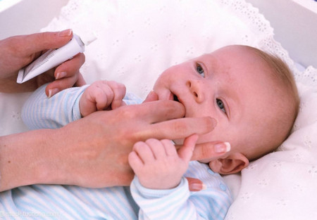 给宝宝做好口腔护理，避免宝宝口腔疾病